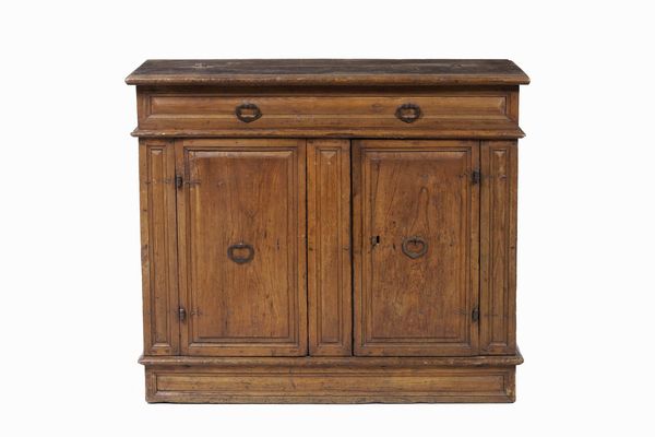 Madia in legno tenero scurito a due ante e piano apribile. Italia settentrionale, XVIII secolo  - Asta Antiquariato Aprile - Associazione Nazionale - Case d'Asta italiane