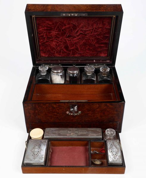 Scatola da toilette lastronata in radica.  - Asta Antiquariato Aprile - Associazione Nazionale - Case d'Asta italiane