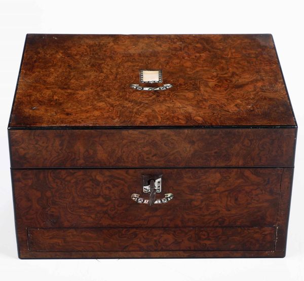 Scatola da toilette lastronata in radica.  - Asta Antiquariato Aprile - Associazione Nazionale - Case d'Asta italiane