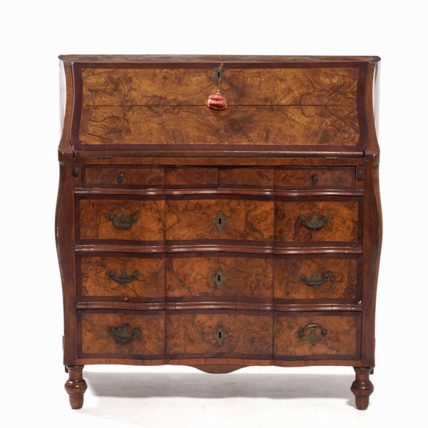 Ribalta a tre cassetti in legno lastronato. XVIII-XIX secolo  - Asta Antiquariato Aprile - Associazione Nazionale - Case d'Asta italiane