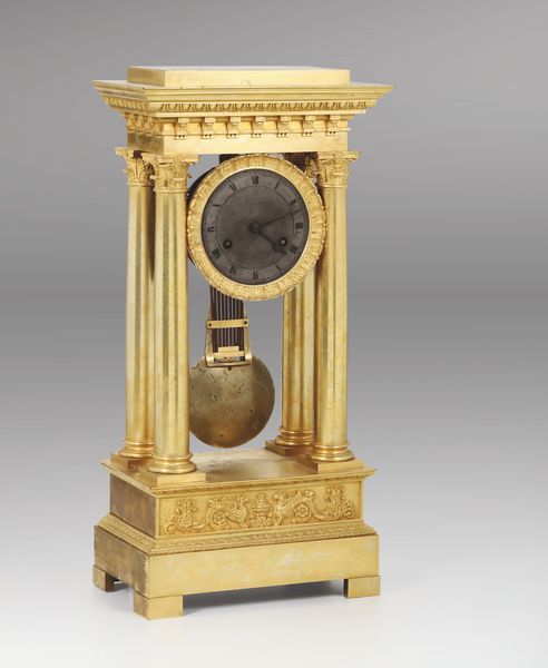 Pendola da tavolo a portico in bronzo dorato e cesellato, Francia XIX secolo  - Asta Antiquariato Aprile - Associazione Nazionale - Case d'Asta italiane