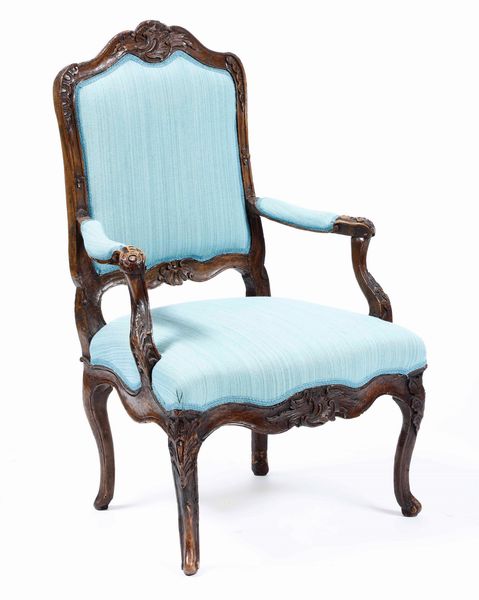 Poltrona in noce intagliato. XVIII secolo  - Asta Antiquariato Aprile - Associazione Nazionale - Case d'Asta italiane