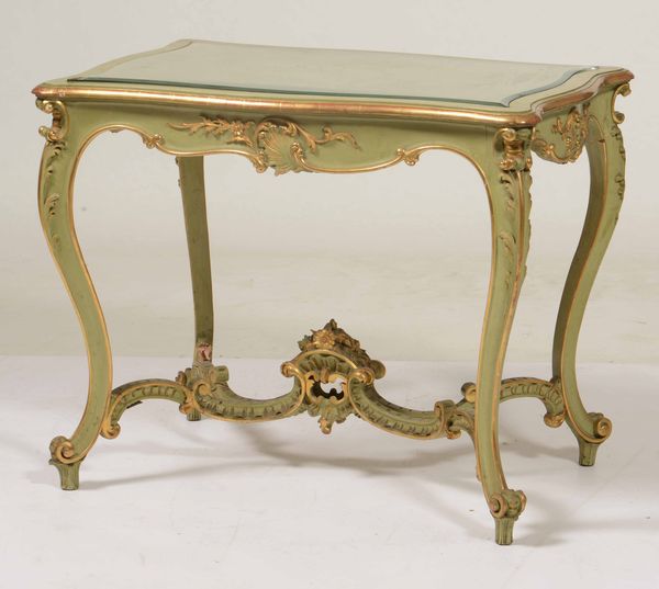 Salotto in legno intagliato, dipinto e dorato  - Asta Antiquariato Aprile - Associazione Nazionale - Case d'Asta italiane