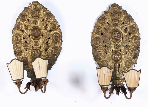 Coppia di appliques con struttura in metallo dorato, elementi antichi  - Asta Antiquariato Aprile - Associazione Nazionale - Case d'Asta italiane
