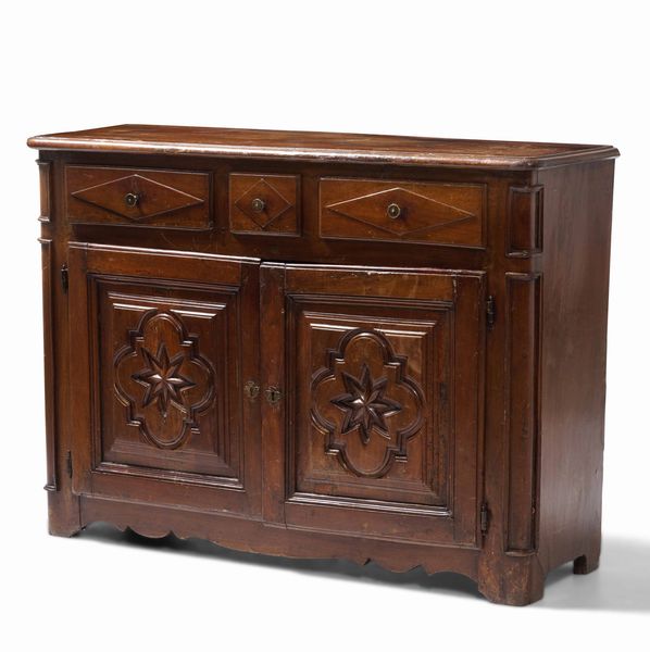 Credenza pannellata in noce. XVII-XVIII secolo  - Asta Antiquariato Aprile - Associazione Nazionale - Case d'Asta italiane