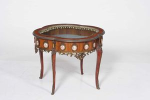 Tavolo vetrina in bois de rose. Francia, Napoleone III  - Asta Antiquariato Aprile - Associazione Nazionale - Case d'Asta italiane