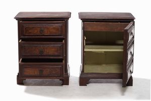 Comodino in legno tre cassetti e credenzino ad un'anta a finti cassetti. XIX-XX secolo  - Asta Antiquariato Aprile - Associazione Nazionale - Case d'Asta italiane