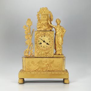 Pendola da tavolo in bronzo dorato e cesellato, Francia XIX-XX secolo  - Asta Antiquariato Aprile - Associazione Nazionale - Case d'Asta italiane