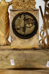 Pendola da tavolo in bronzo dorato e cesellato, Francia XIX-XX secolo  - Asta Antiquariato Aprile - Associazione Nazionale - Case d'Asta italiane