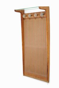 Parete appendiabiti in legno con prese e mensole in vetro di forte spessore  - Asta Antiquariato Aprile - Associazione Nazionale - Case d'Asta italiane