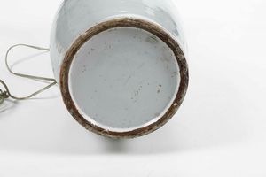 Coppia vasi in porcellana montati a lampada. Cina XX secolo  - Asta Antiquariato Aprile - Associazione Nazionale - Case d'Asta italiane