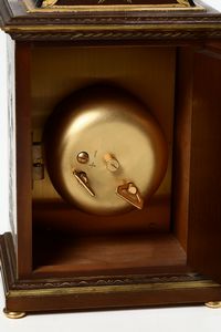 Pendola in legno laccato a cineserie, Inghilterra, XX secolo, Ventrella Roma.  - Asta Antiquariato Aprile - Associazione Nazionale - Case d'Asta italiane