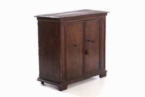 Credenza a due ante in legno  - Asta Antiquariato Aprile - Associazione Nazionale - Case d'Asta italiane