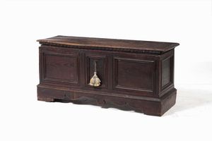 Cassapanca in noce patinato. Italia centrale, XVIII secolo  - Asta Antiquariato Aprile - Associazione Nazionale - Case d'Asta italiane