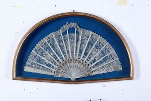 Lotto di quattro ventagli in cornice  - Asta Antiquariato Aprile - Associazione Nazionale - Case d'Asta italiane