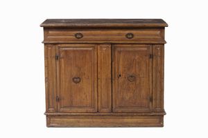 Madia in legno tenero scurito a due ante e piano apribile. Italia settentrionale, XVIII secolo  - Asta Antiquariato Aprile - Associazione Nazionale - Case d'Asta italiane