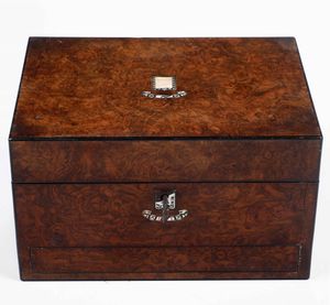 Scatola da toilette lastronata in radica.  - Asta Antiquariato Aprile - Associazione Nazionale - Case d'Asta italiane