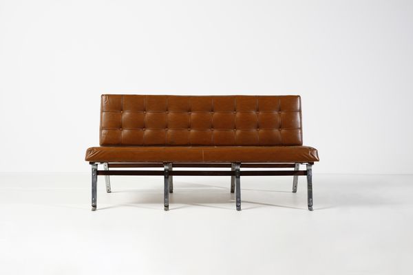 PARISI ICO (1916 - 1996) : Divano 875 per Cassina, Meda  - Asta DESIGN E ARTI DECORATIVE DEL NOVECENTO Tradizionale - Associazione Nazionale - Case d'Asta italiane