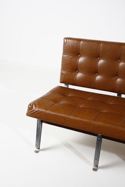 PARISI ICO (1916 - 1996) : Divano 875 per Cassina, Meda  - Asta DESIGN E ARTI DECORATIVE DEL NOVECENTO Tradizionale - Associazione Nazionale - Case d'Asta italiane