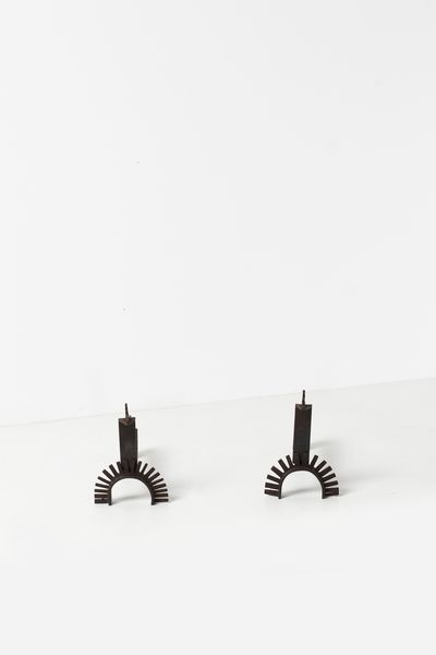 FRATELLI MATTEUCCI FAENZA : Coppia di alari da camino  - Asta DESIGN E ARTI DECORATIVE DEL NOVECENTO Tradizionale - Associazione Nazionale - Case d'Asta italiane