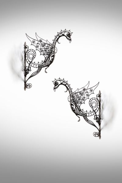 FRATELLI MATTEUCCI FAENZA : Coppia di fregi a guisa di draghi  - Asta DESIGN E ARTI DECORATIVE DEL NOVECENTO Tradizionale - Associazione Nazionale - Case d'Asta italiane