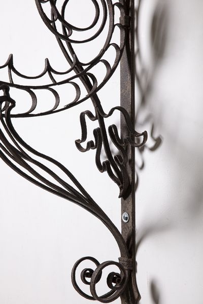 FRATELLI MATTEUCCI FAENZA : Coppia di fregi a guisa di draghi  - Asta DESIGN E ARTI DECORATIVE DEL NOVECENTO Tradizionale - Associazione Nazionale - Case d'Asta italiane