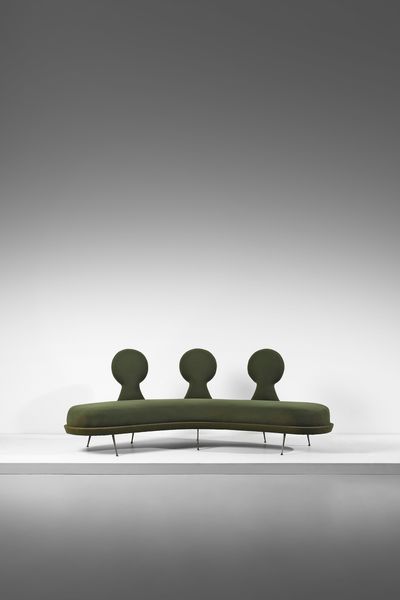 LACCA CESARE (n. 1929) : nello stile di. Divano eclettico  - Asta DESIGN E ARTI DECORATIVE DEL NOVECENTO Tradizionale - Associazione Nazionale - Case d'Asta italiane