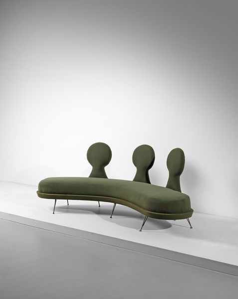 LACCA CESARE (n. 1929) : nello stile di. Divano eclettico  - Asta DESIGN E ARTI DECORATIVE DEL NOVECENTO Tradizionale - Associazione Nazionale - Case d'Asta italiane