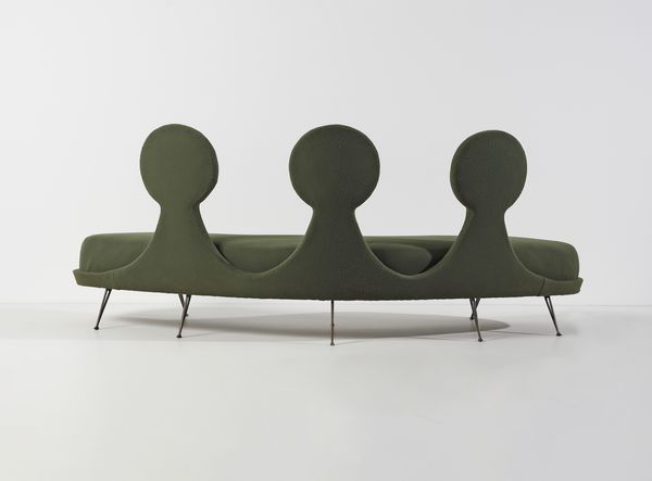 LACCA CESARE (n. 1929) : nello stile di. Divano eclettico  - Asta DESIGN E ARTI DECORATIVE DEL NOVECENTO Tradizionale - Associazione Nazionale - Case d'Asta italiane