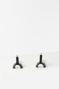 FRATELLI MATTEUCCI FAENZA : Coppia di alari da camino  - Asta DESIGN E ARTI DECORATIVE DEL NOVECENTO Tradizionale - Associazione Nazionale - Case d'Asta italiane