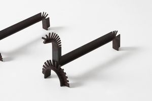 FRATELLI MATTEUCCI FAENZA : Coppia di alari da camino  - Asta DESIGN E ARTI DECORATIVE DEL NOVECENTO Tradizionale - Associazione Nazionale - Case d'Asta italiane