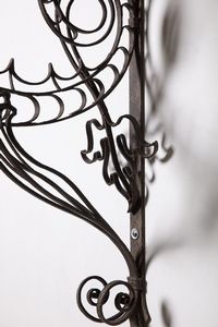 FRATELLI MATTEUCCI FAENZA : Coppia di fregi a guisa di draghi  - Asta DESIGN E ARTI DECORATIVE DEL NOVECENTO Tradizionale - Associazione Nazionale - Case d'Asta italiane