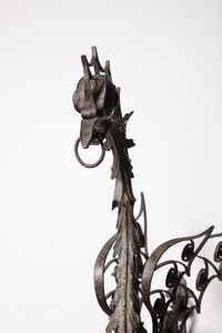 FRATELLI MATTEUCCI FAENZA : Coppia di fregi a guisa di draghi  - Asta DESIGN E ARTI DECORATIVE DEL NOVECENTO Tradizionale - Associazione Nazionale - Case d'Asta italiane