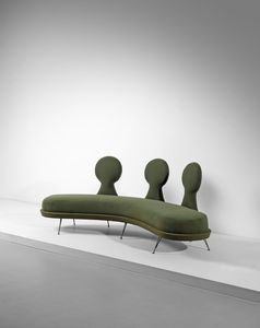 LACCA CESARE (n. 1929) : nello stile di. Divano eclettico  - Asta DESIGN E ARTI DECORATIVE DEL NOVECENTO Tradizionale - Associazione Nazionale - Case d'Asta italiane