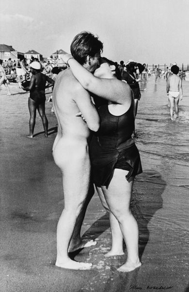 Sasha Borodulin : Alone (Kiss) Last beach. New York  - Asta Fotografia: Under 1K - Associazione Nazionale - Case d'Asta italiane