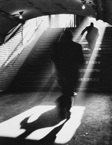Sabine Weiss : Sortie de Metro, Paris  - Asta Fotografia: Under 1K - Associazione Nazionale - Case d'Asta italiane