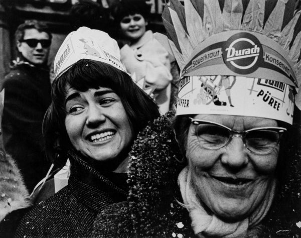 Gianni Berengo Gardin : Carnevale, Monaco di Baviera  - Asta Fotografia: Under 1K - Associazione Nazionale - Case d'Asta italiane
