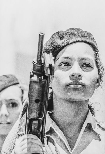 ALBERTO KORDA : Miliciana  - Asta Fotografia: Under 1K - Associazione Nazionale - Case d'Asta italiane