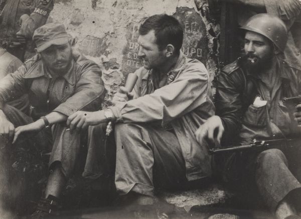 ALBERTO KORDA : Fidel Castro con il giornalista Bob Taber  - Asta Fotografia: Under 1K - Associazione Nazionale - Case d'Asta italiane