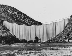 Shunk & Kender : Christo's Valley Curtain, Colorado  - Asta Fotografia: Under 1K - Associazione Nazionale - Case d'Asta italiane