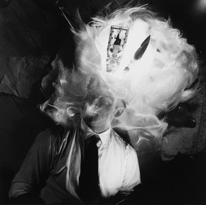 Fernando De Lemos : La porta ; Autoritratto  - Asta Fotografia: Under 1K - Associazione Nazionale - Case d'Asta italiane