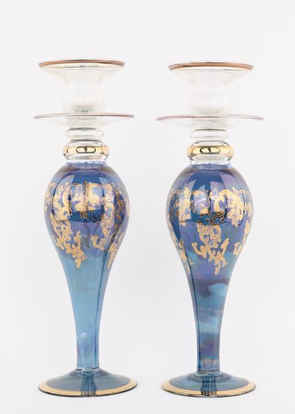 Coppia di grandi candelieri in vetro blu con decorazione dorata  - Asta Asta a Tempo - L'Arte del Vetro - Associazione Nazionale - Case d'Asta italiane