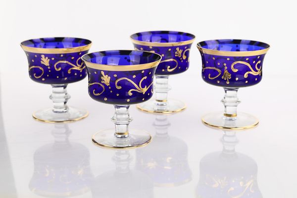 Quattro coppe in vetro blu e oro, seconda met� del XX secolo  - Asta Asta a Tempo - L'Arte del Vetro - Associazione Nazionale - Case d'Asta italiane