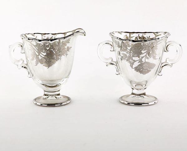 Brocchetta e tazza biansata in vetro decorato in smalto argentato  - Asta Asta a Tempo - L'Arte del Vetro - Associazione Nazionale - Case d'Asta italiane