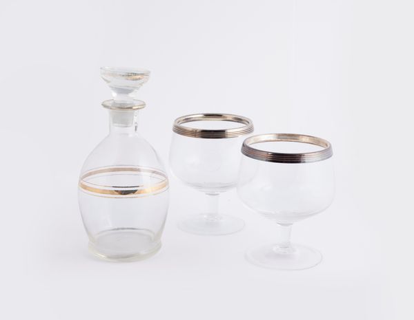 Due calici ed una bottiglia in vetro con tappo  - Asta Asta a Tempo - L'Arte del Vetro - Associazione Nazionale - Case d'Asta italiane