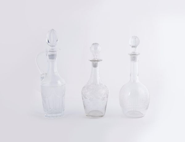 Tre bottiglie diverse con tappo ed un'oliera in vetro  - Asta Asta a Tempo - L'Arte del Vetro - Associazione Nazionale - Case d'Asta italiane
