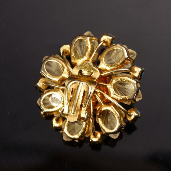 DIOR CHRISTIAN (1905 - 1957) : Orecchini dorati con turchesi.  - Asta 04/05/2023 | FASHION LUXURY - ALTA MODA, BORSE E ACCESSORI DI LUSSO Online - Associazione Nazionale - Case d'Asta italiane