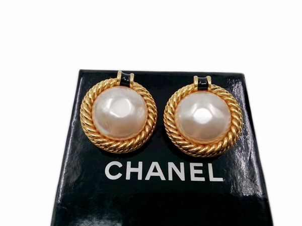 CHANEL : Orecchini con perle e smalto nero.  - Asta 04/05/2023 | FASHION LUXURY - ALTA MODA, BORSE E ACCESSORI DI LUSSO Online - Associazione Nazionale - Case d'Asta italiane