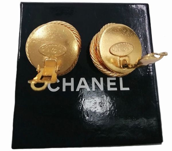 CHANEL : Orecchini a lobo con clips.  - Asta 04/05/2023 | FASHION LUXURY - ALTA MODA, BORSE E ACCESSORI DI LUSSO Online - Associazione Nazionale - Case d'Asta italiane