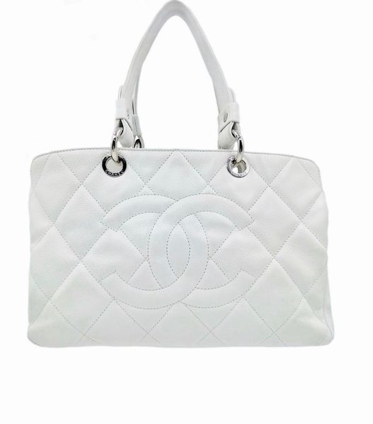 CHANEL : Borsa in pelle bianca caviar.  - Asta 04/05/2023 | FASHION LUXURY - ALTA MODA, BORSE E ACCESSORI DI LUSSO Online - Associazione Nazionale - Case d'Asta italiane